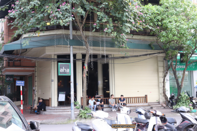 Cách đó không xa, quán cafe AHA trên phố Hoàng Cầu chỉ đóng nửa cửa hàng. 