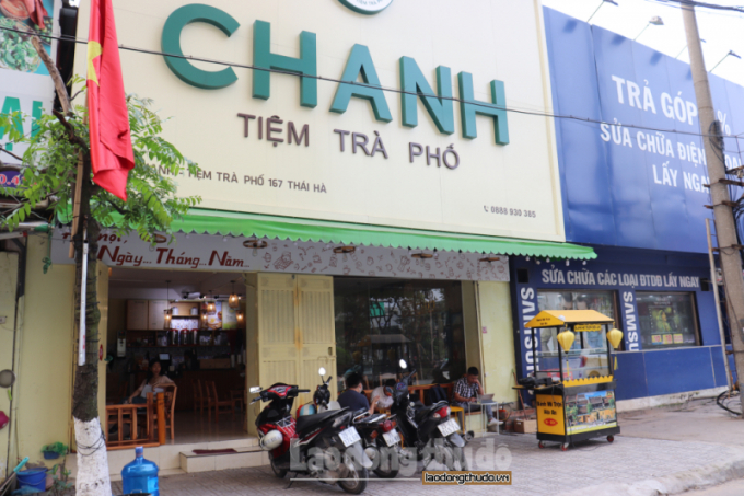 Tại tiệm trà trên phố Thái Hà, khách hàng vô tư buôn chuyện.