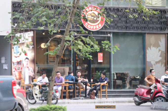 Một cửa hàng kinh doanh cà phê và các loại đồ ăn nhanh Highlands Coffee trên đường Lê Văn Lương vẫn mở cửa đón khách