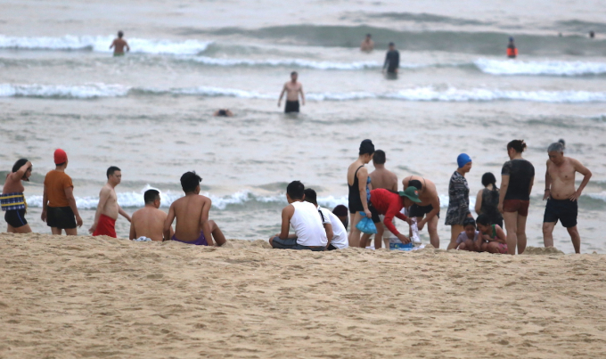 Quảng Nam: Hàng nghìn người đi tắm biển bất chấp khuyến cáo không tụ tập đông người