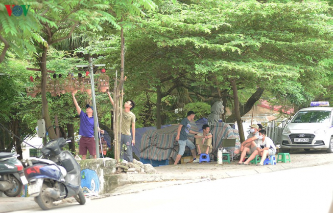   Nnhiều người dân ở Hà Nội vẫn vô tư tập trung tại vỉa hè.  