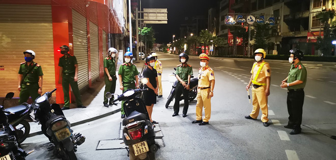 Lực lượng chức năng thành phố Hạ Long kiểm tra một trường hợp ra đường sau 22 giờ