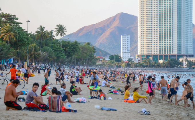 Số người tập trung ở bãi biển Nha Trang có thể lên tới hàng nghìn dù dịch bệnh đang diễn biến căng thẳng.