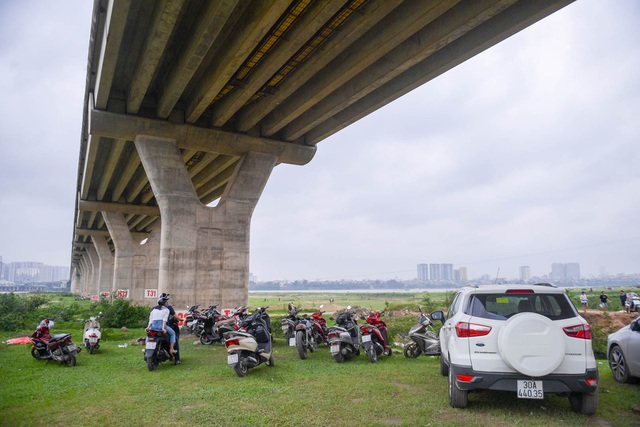 Rất nhiều xe máy, ô tô xếp hàng giải tại chân cầu Vĩnh Tuy. 