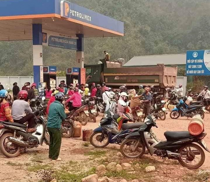  Người dân huyện Nậm Pồ, tỉnh Điện Biên đổ xô mua xăng dầu tích trữ.  