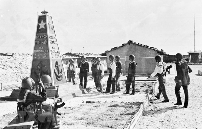   Lực lượng Đặc công hải quân Đoàn 126 tuần tra tại khu vực cột mốc chủ quyền trên đảo Trường Sa được giải phóng, ngày 29/4/1975. (Ảnh: Lê Nhật/TTXVN)  