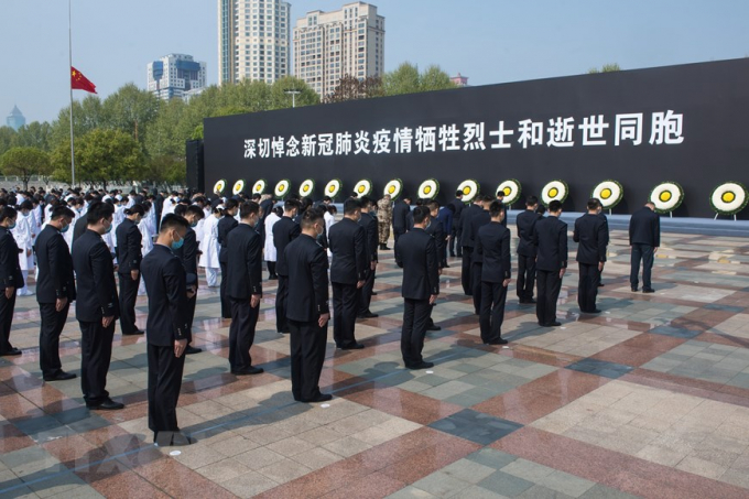   Người dân mặc niệm trong lễ quốc tang tưởng nhớ các liệt sỹ và bệnh nhân.  