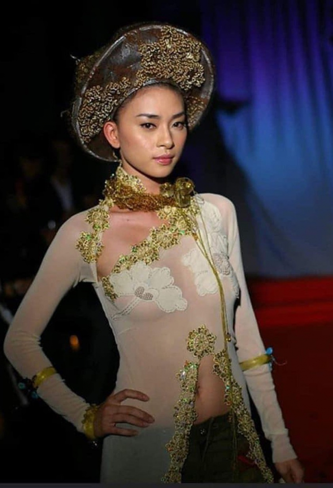   Ngô Thanh Vân cũng từng mặc bộ áo dài may bằng vải xuyên thấu, cắt xẻ hở bụng và vai.   