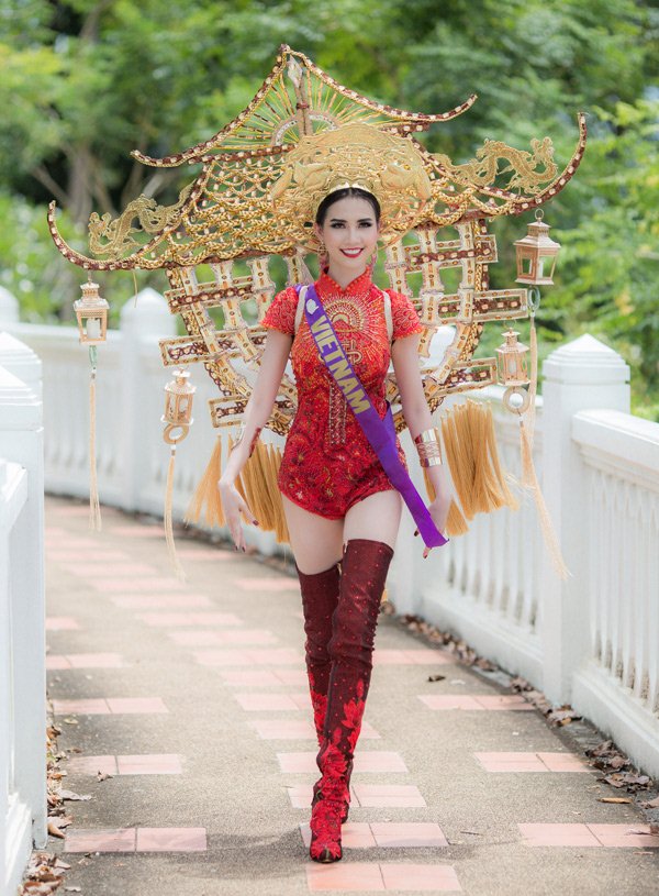 Người đẹp Phan Thị Mơ từng mang bộ áo dài cách điệu theo hình dáng chiến binh khi tham gia cuộc thi Hoa hậu Đại sứ Du Lịch Thế giới 2018. Phần trên áo dài kín đáo, nhưng dưới lại mix với quần ngắn, bốt cao đến đùi. 