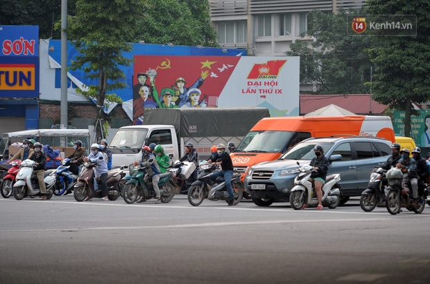 1 tuần sau yêu cầu cách ly xã hội: Người dân Hà Nội lại ra đường đông đúc
