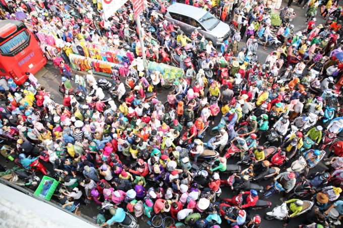 Khung cảnh hỗn loạn ở Pouyuen giờ tan ca - Ảnh: Minh Anh