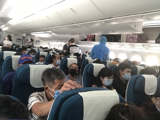 Hành khách VNA phản ánh hãng không có biện pháp giãn cách ghế như quy định
