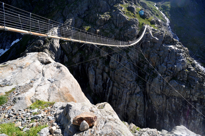   Cầu Trift, Thụy Sĩ dành cho người đi bộ ngoạn mục nhất trên dãy Alps.  