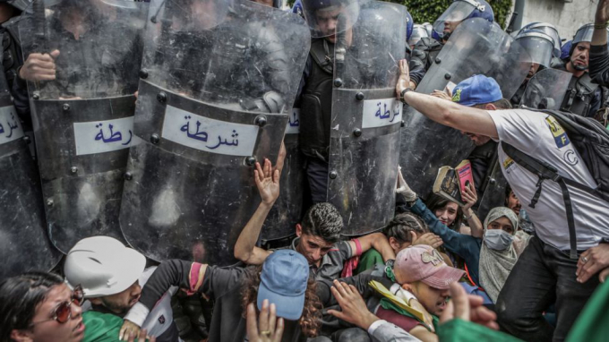Hình ảnh cuộc đụng độ của người dân Algeria với cảnh sát trong cuộc biểu tình chống chính phủ được Farouk Batiche ghi lại thuộc hạng mục 