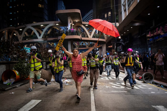 Bức ảnh do Nicolas Asfouri chụp lại khoảnh khắc người phụ nữ cầm ô trong cuộc biểu tình ở quận Causeway Bay của Hong Kong, vào ngày 1-10-2019. Ngày đầu tiên cảnh sát sử dụng đạn dược để chống lại những người biểu tình. Tác phẩm đã giành giải cao nhất ở hạng mục “Tin tức tổng hợp”. 