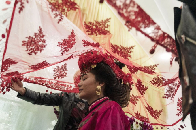 Yam G-Jun giành giải ở hạng mục ảnh Con người với bức ảnh chụp lễ cưới của người Dungan. Trong ảnh là cô dâu được che bằng tấm màn đỏ trước khi rời khỏi nhà chú rể.