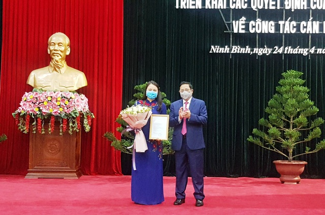   Trưởng Ban tổ chức Trung ương trao quyết định điều động, bổ nhiệm bà Nguyễn Thị Thu Hà giữ chức Bí thư Tỉnh ủy Ninh Bình.  