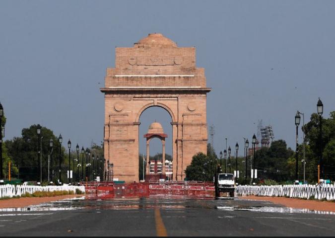   Thủ đô New Delhi, Ấn Độ là nơi luôn có vấn nạn về ô nhiễm không khí do lượng khí thải của phương tiện giao thông, công nghiệp… với chỉ số AQI thường trên 200. Trong ảnh là đài tưởng niệm chiến tranh ở New Delhi ngày 17/10/2019 và 8/4/2020. Có thể thấy sau 21 ngày thực hiện phong tỏa toàn quốc, chất lượng không khí được cải thiện đáng kể. Mức độ ô nhiễm không khí PM10 ở bang Delhi giảm đến 44% ngay ngày đầu tiên giãn cách xã hội. Hiện, thành phố hiện đang đón đợt không khí trong lành kéo dài nhất được ghi nhận, mức AQI đã giảm xuống dưới 20. Ảnh: Anushree Fadnavis/Adnan Abidi/ Reuters.  