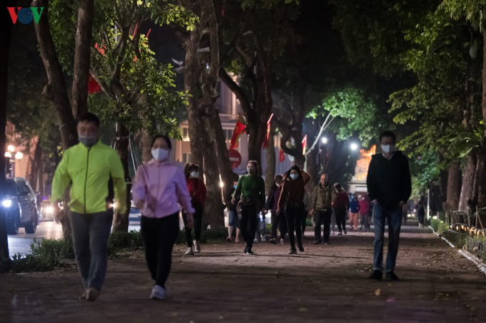   Tại khu vực hồ Hoàn Kiếm, dù trời khá lạnh nhưng vẫn có đông người dân đi tập thể dục vào buổi tối.  