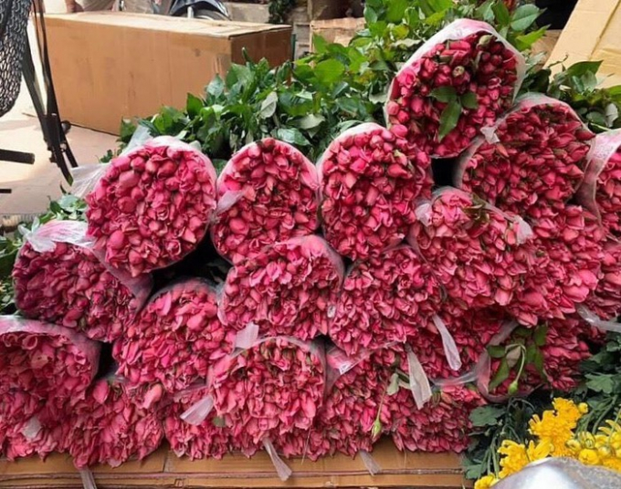 Giá các loại hoa tươi đang tăng mạnh sau khi nới giãn cách xã hội