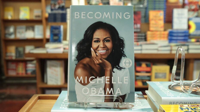   Hồi ký Becoming của bà Michelle Obama nhận được sự đón nhận của khán giả và được dựng thành phim.  