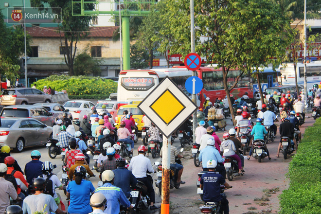Đường Sài Gòn kẹt xe, ùn tắc từ sáng sớm