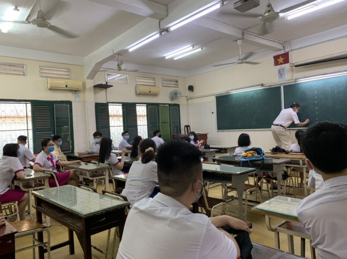 Trường THPT Nguyễn Trung Trực, Q.Gò Vấp), sĩ số lớp duy trì từ 20 đến 25 học sinh/lớp và ngồi giãn cách. Học sinh được phát khẩu trang và nước rửa tay.