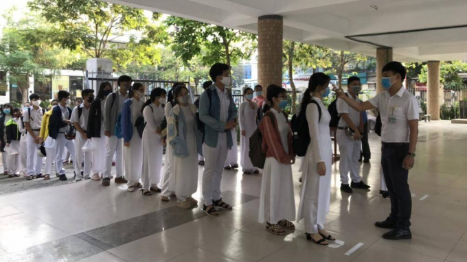 Sáng nay, học sinh Đà Nẵng đi học trở lại sau nhiều ngày nghỉ học do dịch Covid-19 cũng được kiểm tra thân nhiệt trước khi vào lớp. 