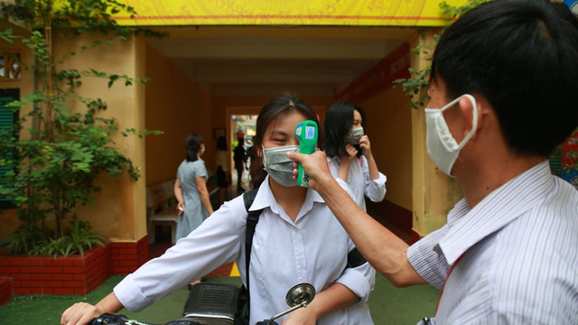 Phó Thủ tướng: Nên bỏ việc bắt học sinh vừa đeo khẩu trang, vừa đeo mũ nhựa chống giọt bắn