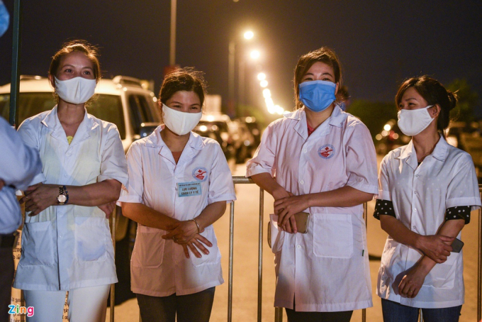 Các cán bộ Trung tâm y tế huyện Mê Linh cũng trông chờ khoảnh khắc dỡ cách ly. Họ có thể trở về nhà sau 1 tháng chống dịch.
