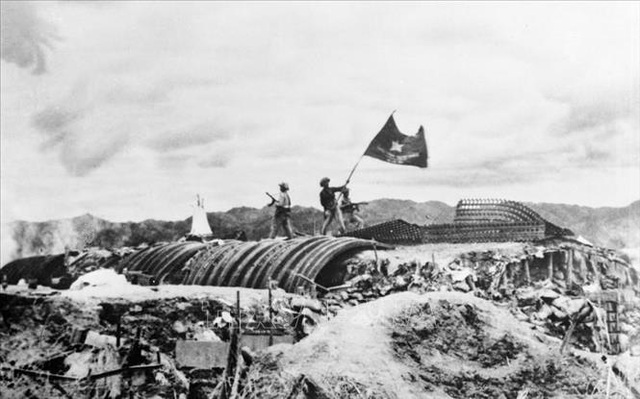 Bộ đội Việt Nam vẫy cờ trên nóc một hầm chỉ huy của quân Pháp tại Điện Biên Phủ, ngày 7-5-1954.