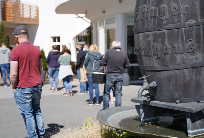 Người dân xếp hàng trước nhà máy bia Willinger ở vùng Willingen, Đức Reuters