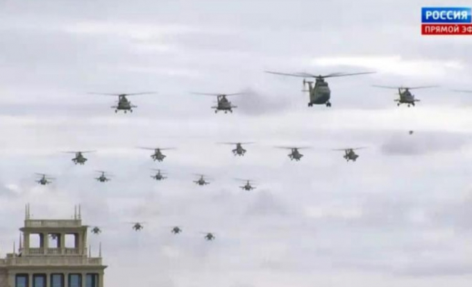 Hàng chục chiếc trực thăng trình diễn màn xếp đội hình độc đáo trên Quảng trường Đỏ. 