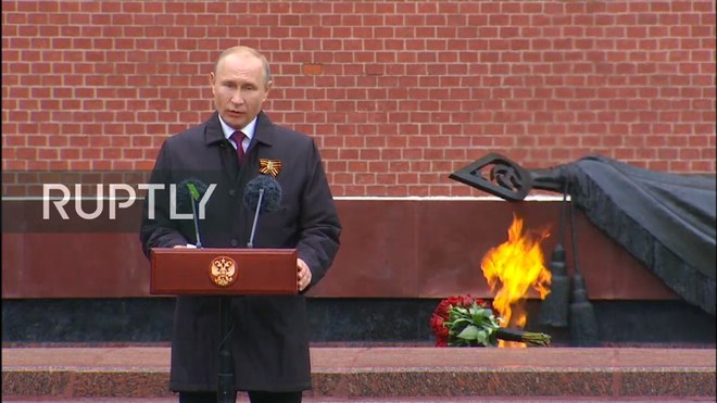 Tổng thống Nga Vladimir Putin đặt vòng hoa tại Đài tưởng niệm Liệt sĩ vô danh, và có bài phát biểu nhân dịp kỷ niệm 75 năm Ngày chiến thắng phát xít