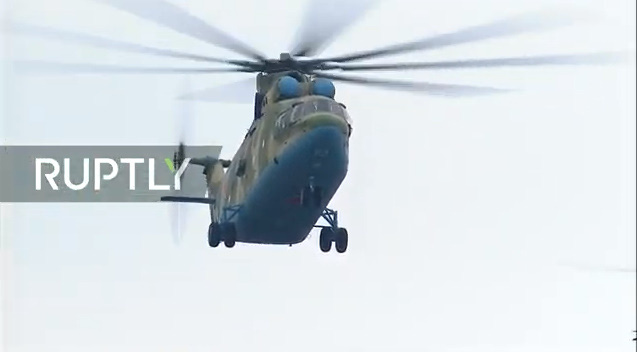 Dẫn đầu đội hình là các máy bay trực thăng đại diện cho các đơn vị Không quân Nga. Bay ở đầu phi đội là trực thăng vận tải hạng nặng Mi-26, theo ngay sau đó bốn trực thăng vũ trang Mi-8.