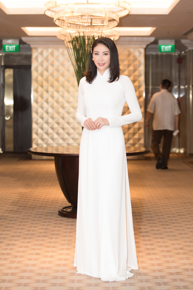 Cựu Hoa hậu Hà Kiều Anh khoe nhan sắc rực rỡ khi xuất hiện trong trang phục áo dài trắng - Ảnh: BTC