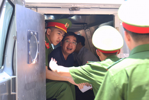   Bị cáo Khương Ngọc Chất (cựu trưởng phòng an ninh chính trị nội bộ, Công an tỉnh Hòa Bình) rời tòa - Ảnh: DANH TRỌNG  