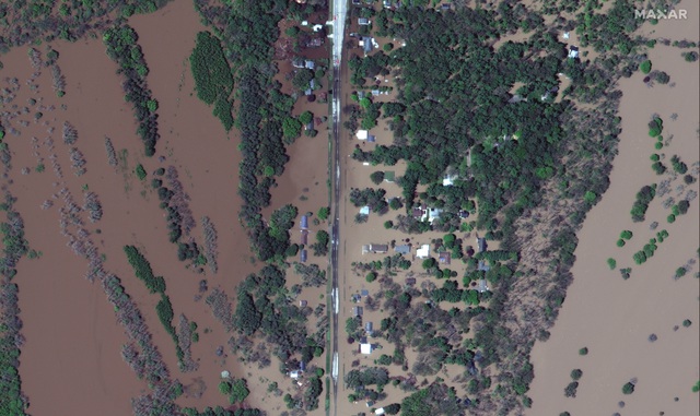   Bức ảnh vệ tinh chụp con đường Isabella, Midland ngập trong nước lũ (Ảnh: Reuters)  
