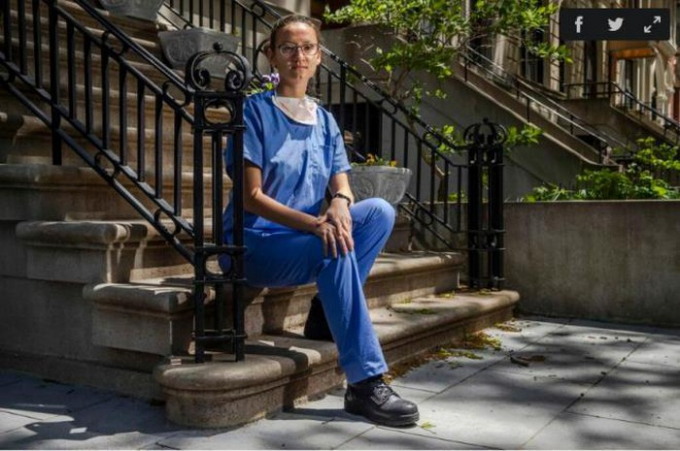 Mariel Sander - nữ sinh viên Đại học Columbia tình nguyện tham gia xử lý thi thể bệnh nhận chết vì Covid-19 ở New York. (Ảnh: Chicago Tribune)