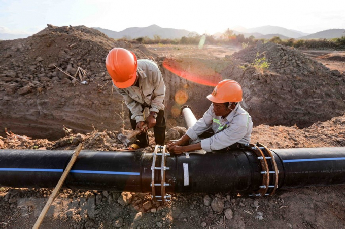   Khẩn trương lắp đặt đường ống dẫn nước của dự án thủy lợi Tân Mỹ dung tích 200 triệu m3 nước để chống hạn. (Ảnh: TTXVN)  