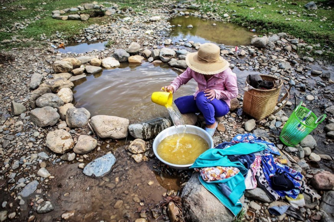   Người dân thôn Tà Nôi, huyện Ninh Sơn phải sử dụng những vũng nước đục còn sót lại dưới suối để giặt giũ và sinh hoạt do hạn hán kéo dài. (Ảnh: TTXVN)  