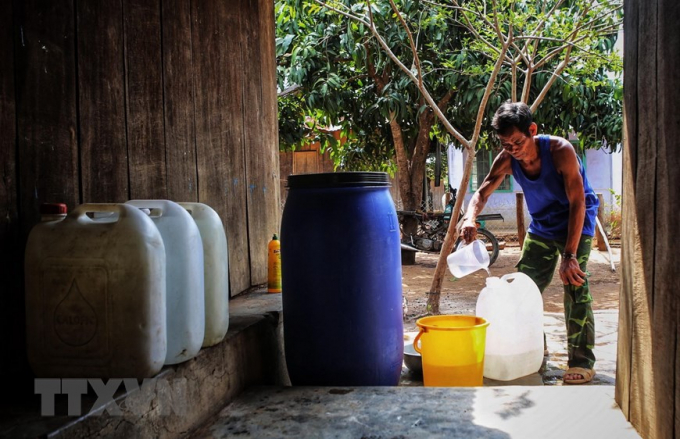   Người dân thôn Tà Nôi, huyện Ninh Sơn tích trữ nước vào chum, vại, bình, can... do hạn hán kéo dài. (Ảnh: TTXVN)  