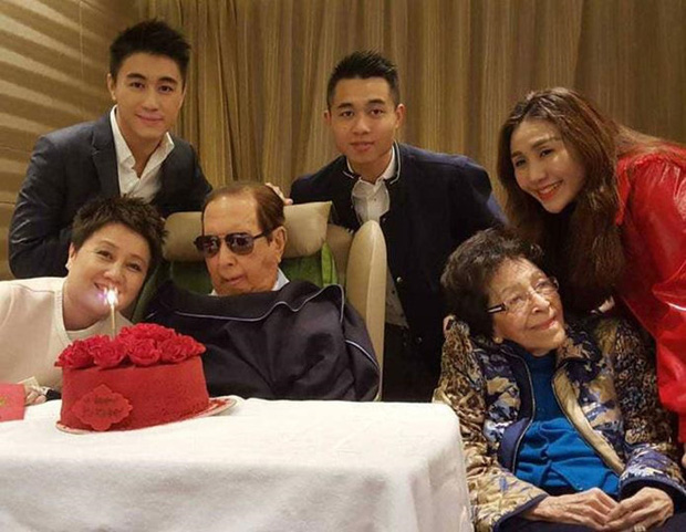 Hình ảnh Hà Hồng Sân cùng với gia đình những ngày cuối đời. 