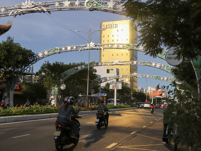Toà nhà SHB lúc 17h phản quang xuống đường Nguyễn Văn Linh, theo hướng từ sân bay ra biển Mỹ Khê. Ảnh: Nguyễn Đông.