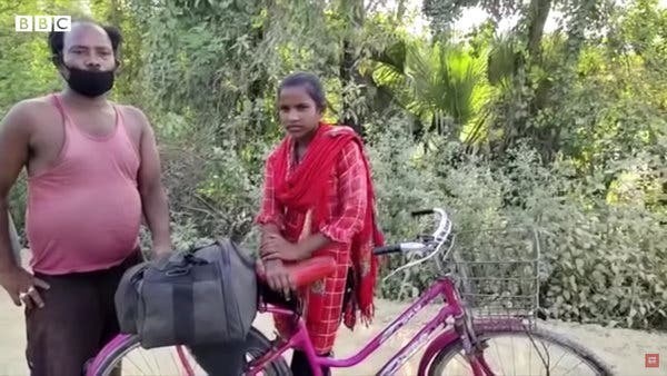Jyoti Kumari (15 tuổi) đã đạp xe chở người bố bị thương vượt 1.200 km để về quê nhà. Thậm chí cô bé còn đạp xe cả ngày lẫn đêm và chỉ nghỉ khoảng 2-3 tiếng tại trạm xăng mỗi tối. Hai bố con phải xin đồ ăn trên đường di Sau hành trình dài 6 ngày, hai bố con về đến nhà an toàn. Cô bé được truyền thông ca ngợi vì lòng dũng cảm và hiếu thảo. Ảnh: BBC.