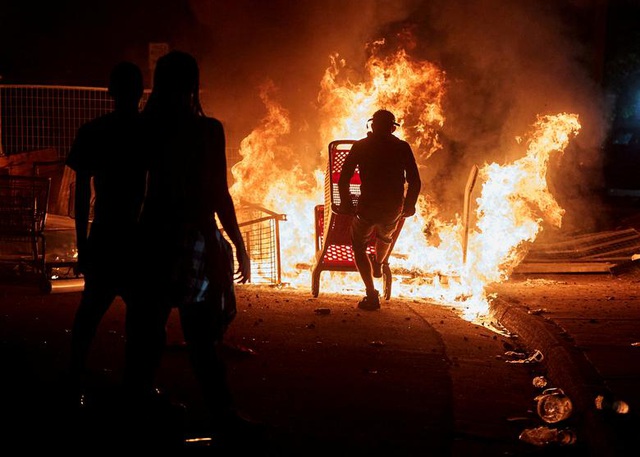 Thành phố Minneapolis của Mỹ rung chuyển vì “biển lửa” bạo động