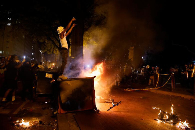 Những bức ảnh gây ám ảnh miêu tả nước Mỹ ngập trong khói lửa vì biểu tình