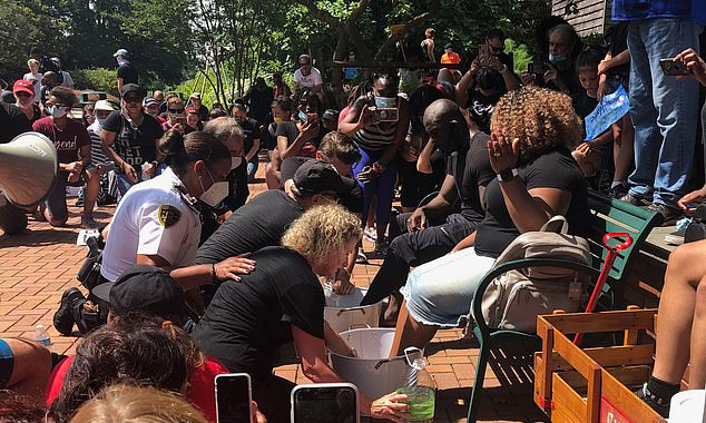 Cảnh sát cùng người dân tham gia lễ rửa chân cho các lãnh đạo tôn giáo da màu 