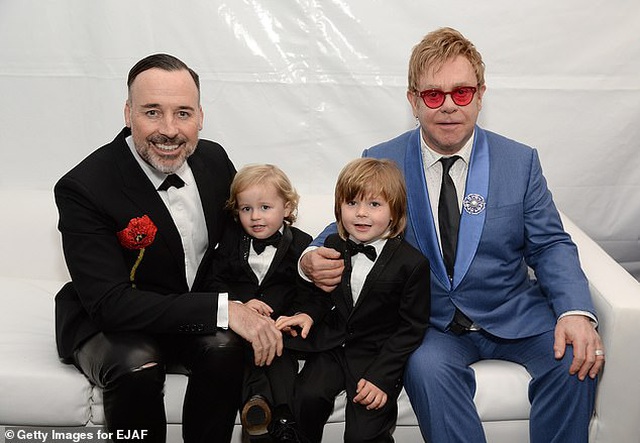   Gia đình hiện tại của Elton John.  
