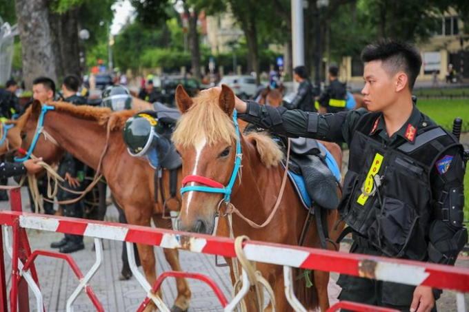 Kỵ binh Cảnh sát cơ động diễu hành trên đường Độc Lập